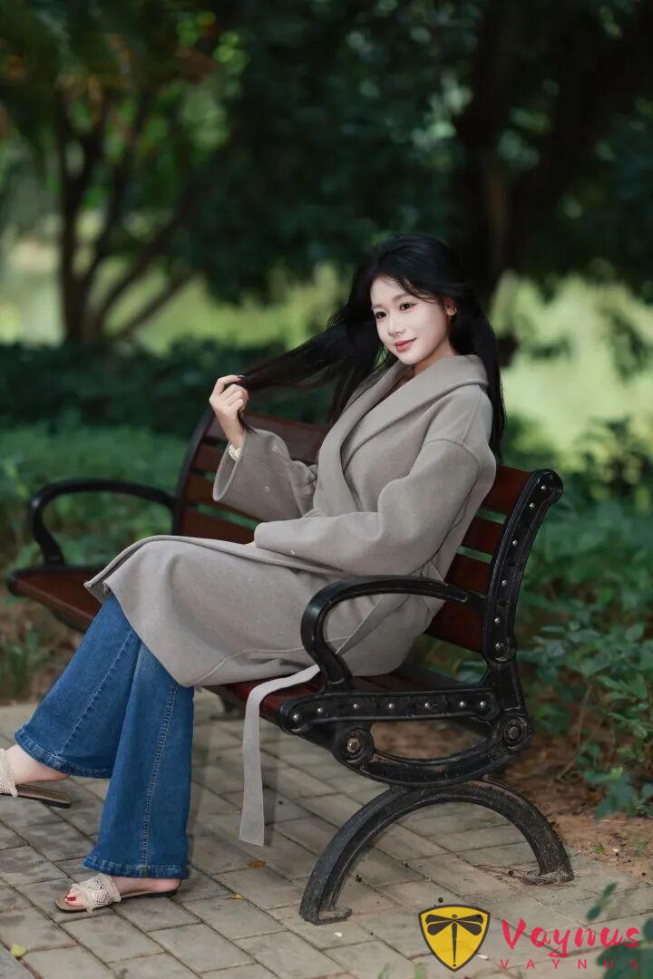 公園長椅拍照，9個冬日坐姿，溫柔知性有氣質，路人視角也很美