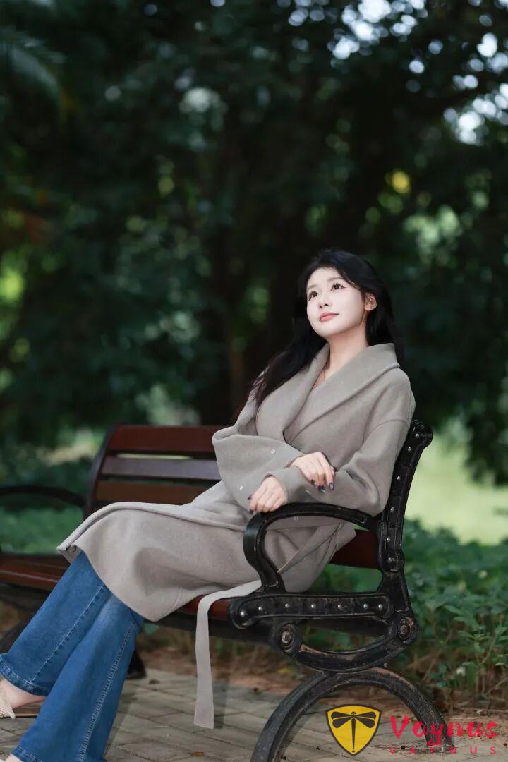 公園長椅拍照，9個冬日坐姿，溫柔知性有氣質，路人視角也很美