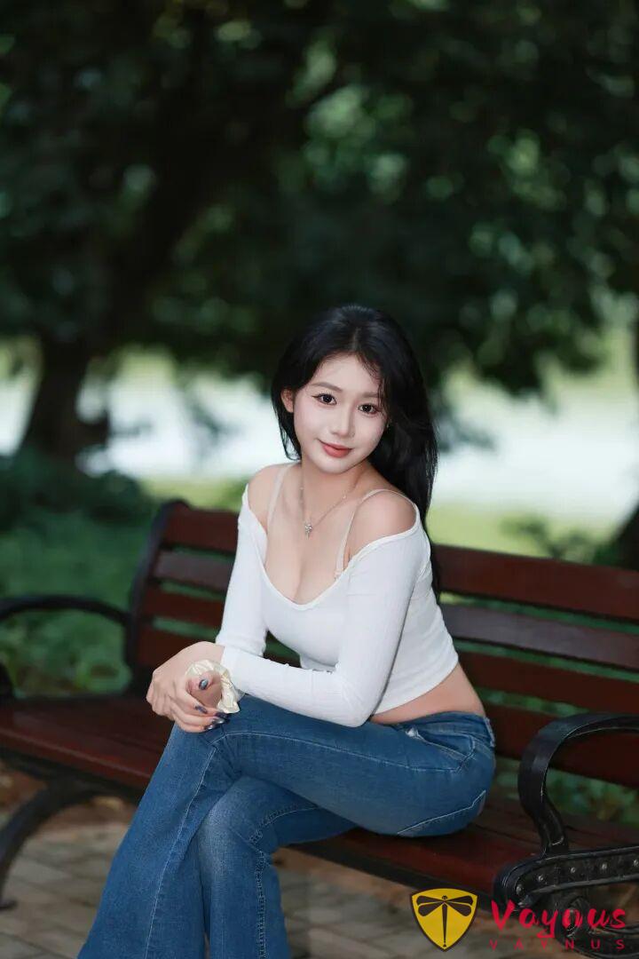 公園長椅拍照，9個冬日坐姿，溫柔知性有氣質，路人視角也很美