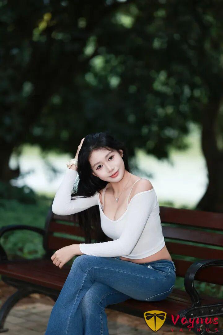 公園長椅拍照，9個冬日坐姿，溫柔知性有氣質，路人視角也很美