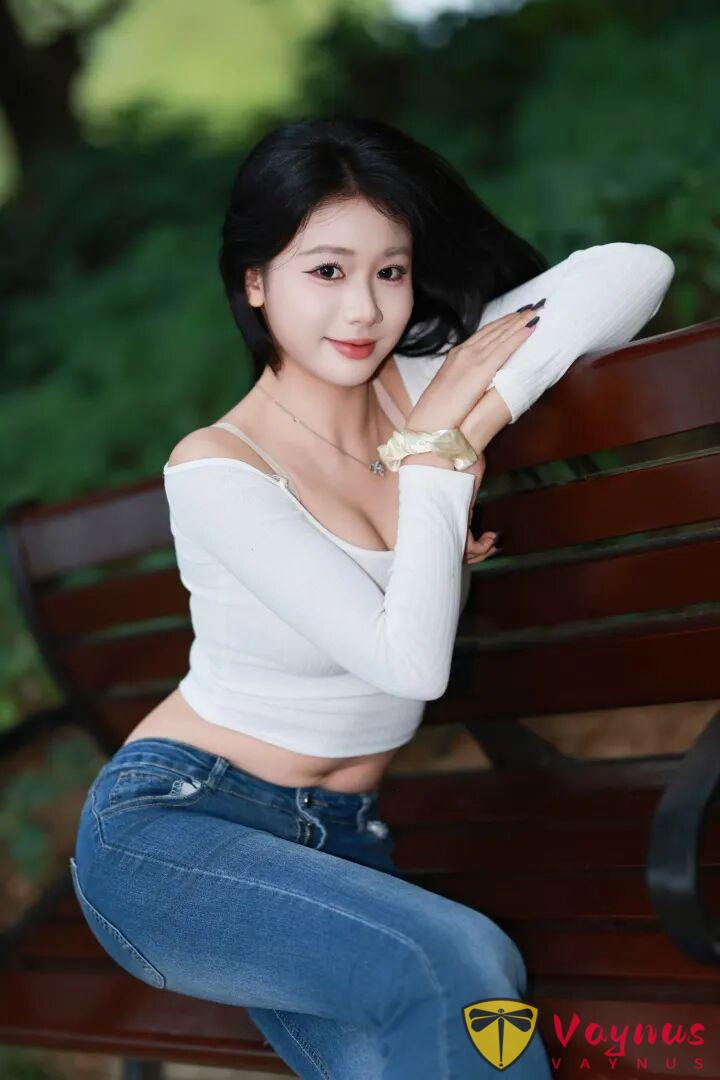 公園長椅拍照，9個冬日坐姿，溫柔知性有氣質，路人視角也很美