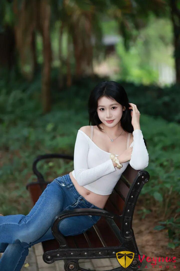 公園長椅拍照，9個冬日坐姿，溫柔知性有氣質，路人視角也很美