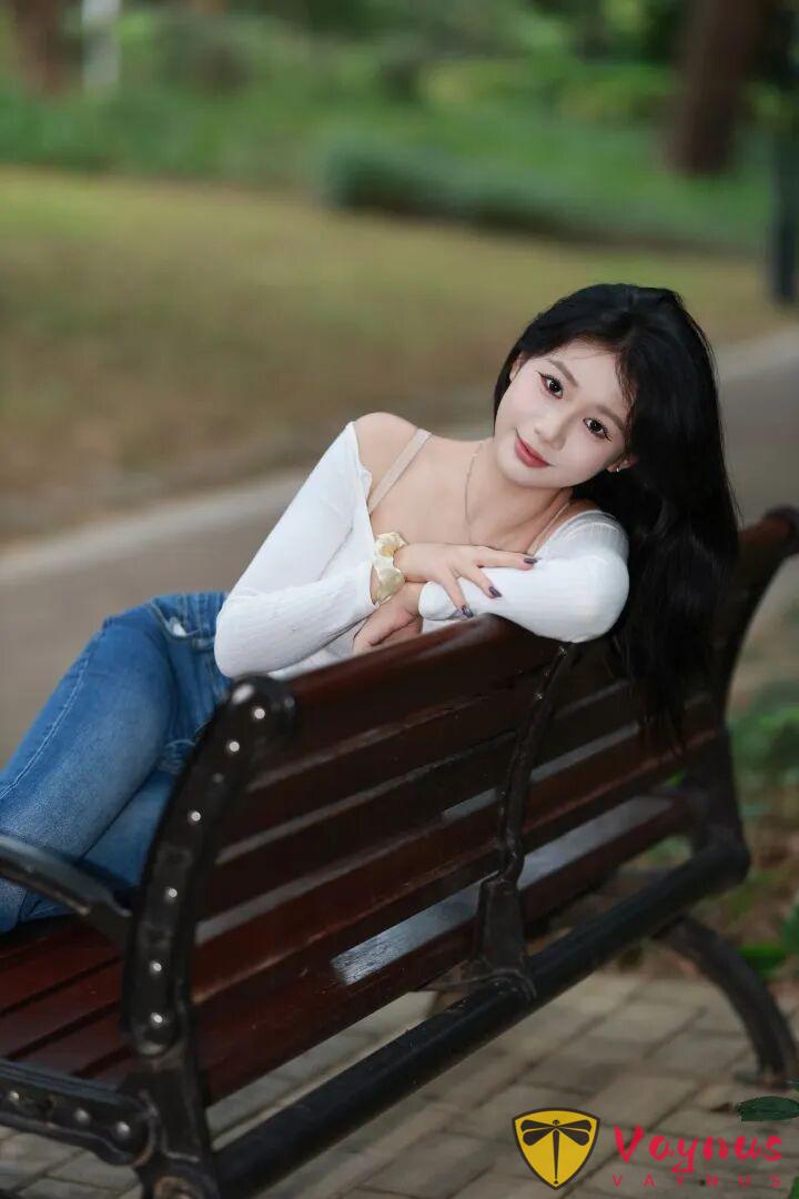 公園長椅拍照，9個冬日坐姿，溫柔知性有氣質，路人視角也很美