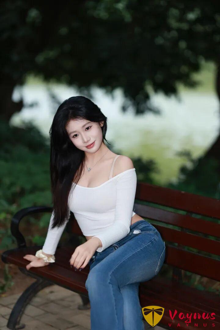 公園長椅拍照，9個冬日坐姿，溫柔知性有氣質，路人視角也很美