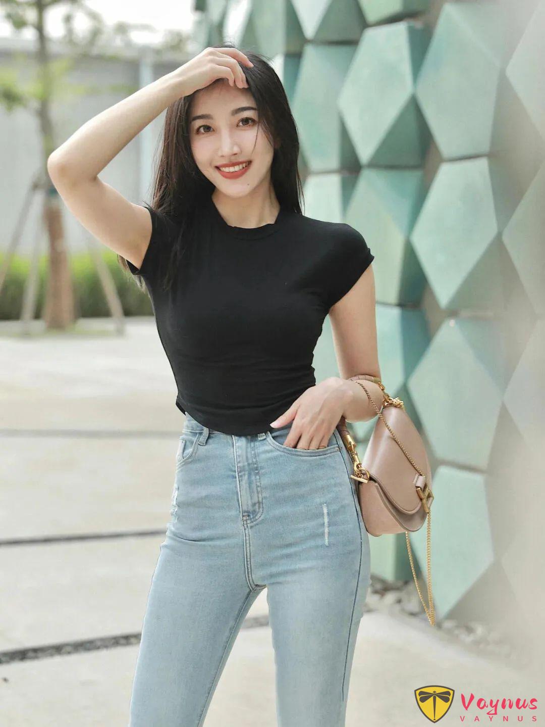 牛仔裤拍照必备，这9个动作让你秒变氛围感女主，显腿长又高级，随手一拍都好看