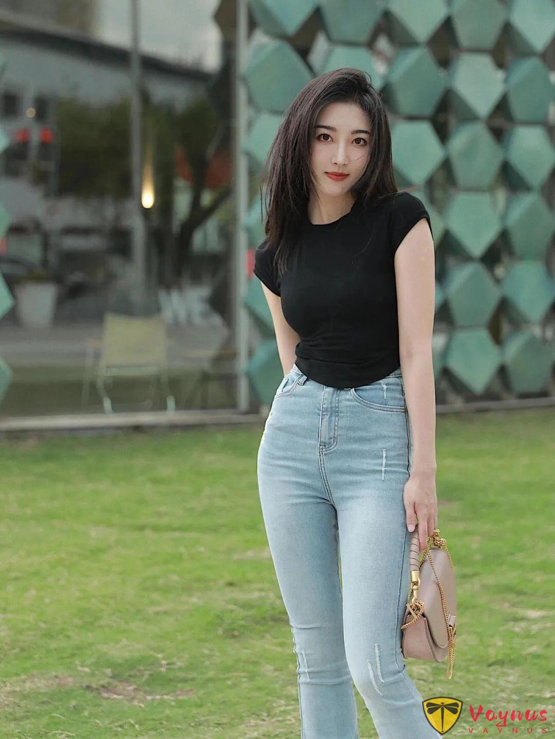 牛仔裤拍照必备，这9个动作让你秒变氛围感女主，显腿长又高级，随手一拍都好看