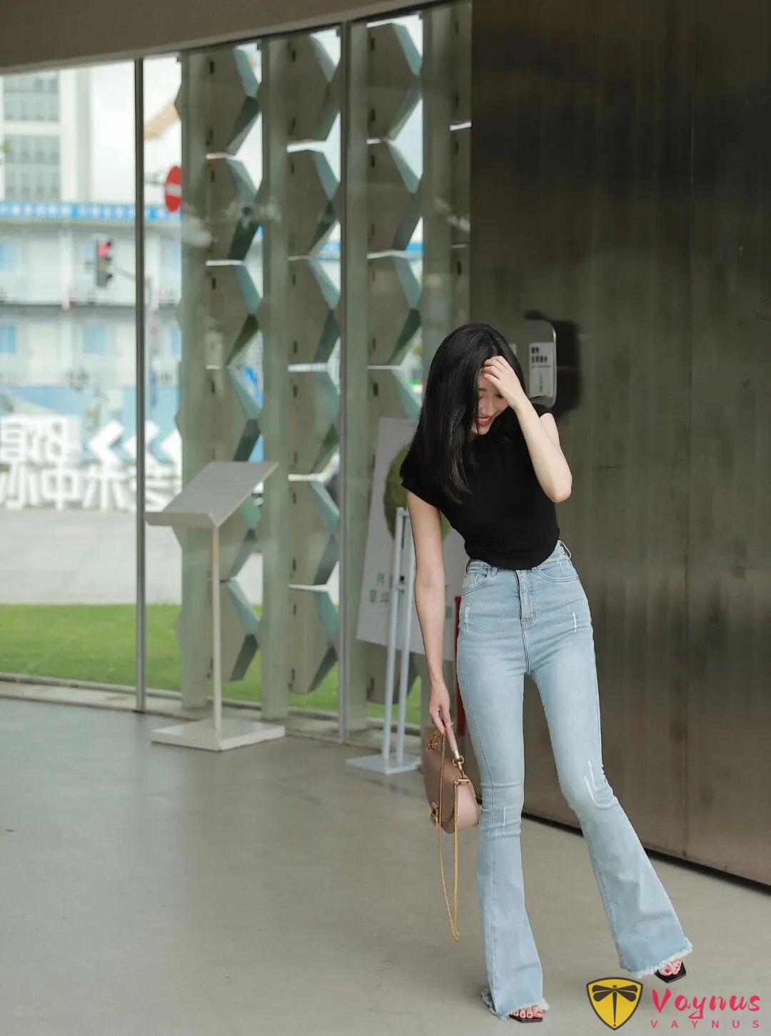 牛仔裤拍照必备，这9个动作让你秒变氛围感女主，显腿长又高级，随手一拍都好看
