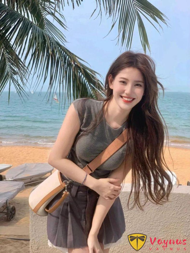 海边少女风9个拍照姿势解锁，灰色穿搭这样拍超有氛围，清新甜酷又显腿长