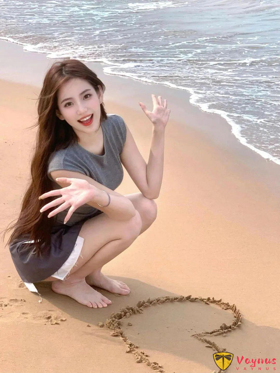 海边少女风9个拍照姿势解锁，灰色穿搭这样拍超有氛围，清新甜酷又显腿长