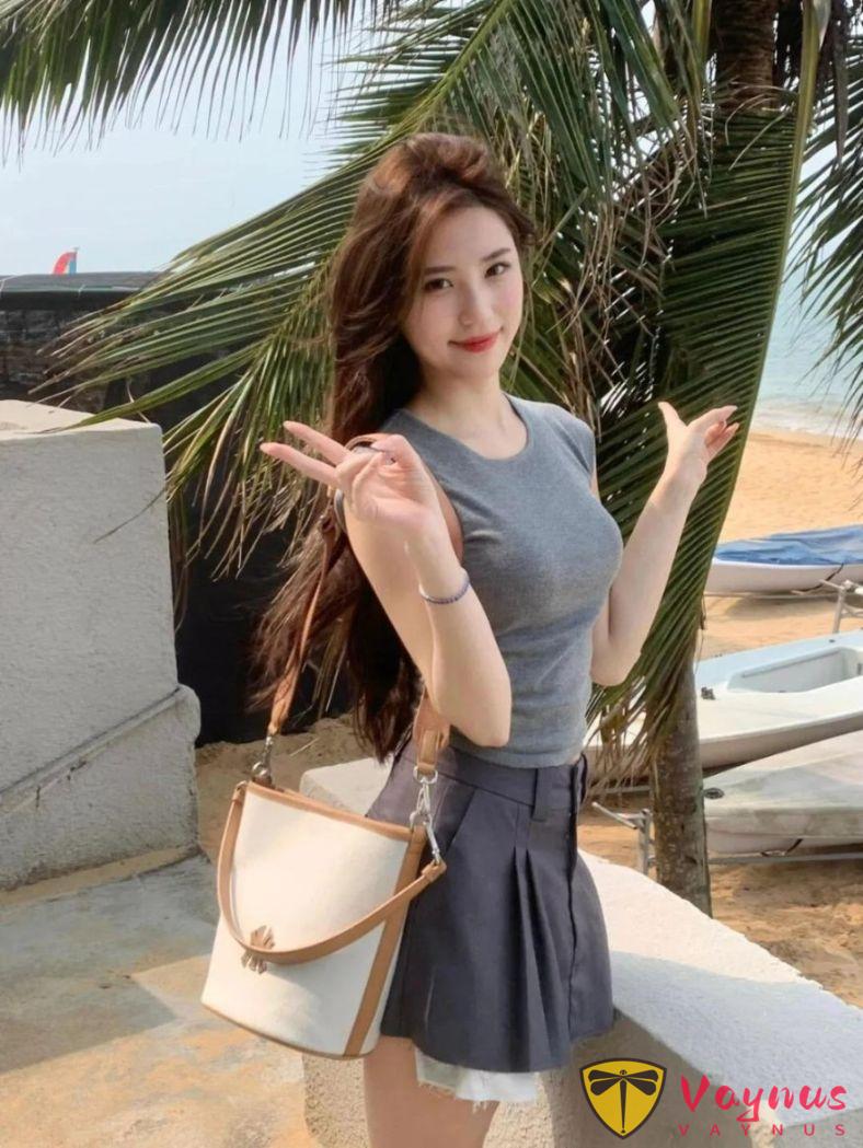海边少女风9个拍照姿势解锁，灰色穿搭这样拍超有氛围，清新甜酷又显腿长