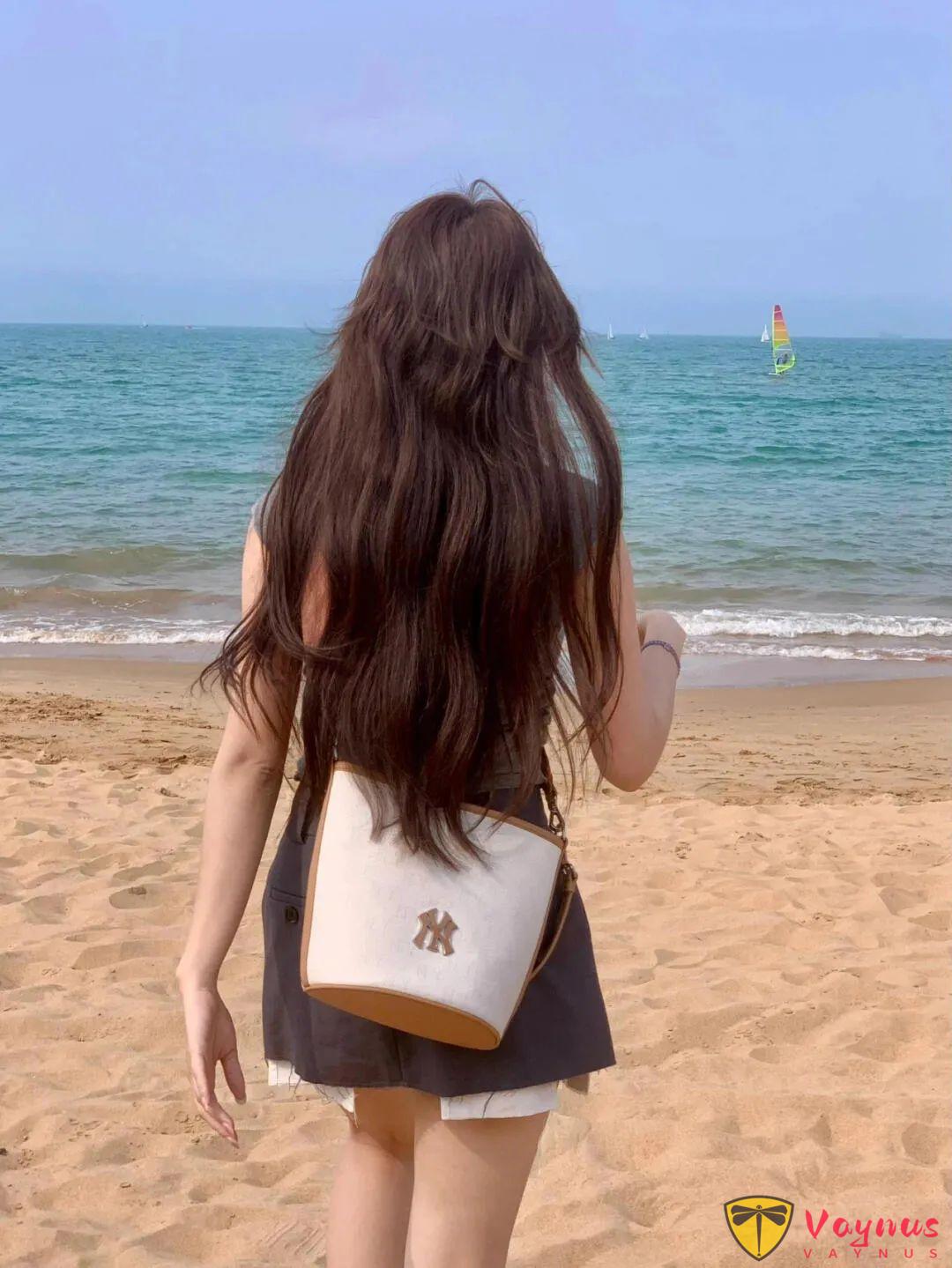 海边少女风9个拍照姿势解锁，灰色穿搭这样拍超有氛围，清新甜酷又显腿长