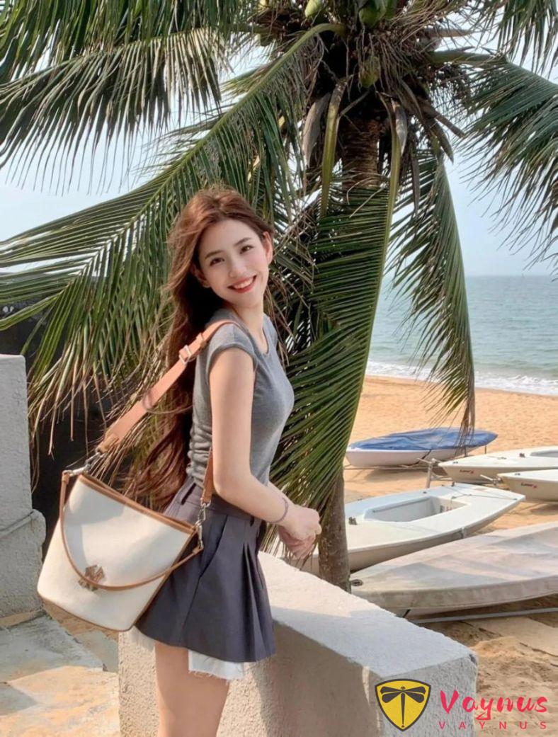 海边少女风9个拍照姿势解锁，灰色穿搭这样拍超有氛围，清新甜酷又显腿长