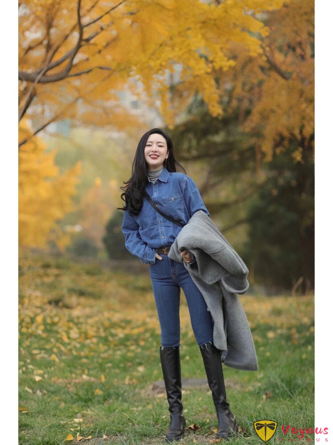 深秋油画般银杏林,6个姿势技巧,风衣牛仔裤穿搭,大气有气质