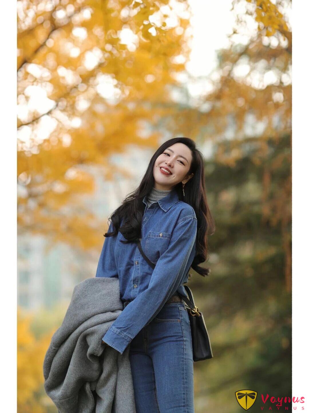 深秋油画般银杏林,6个姿势技巧,风衣牛仔裤穿搭,大气有气质