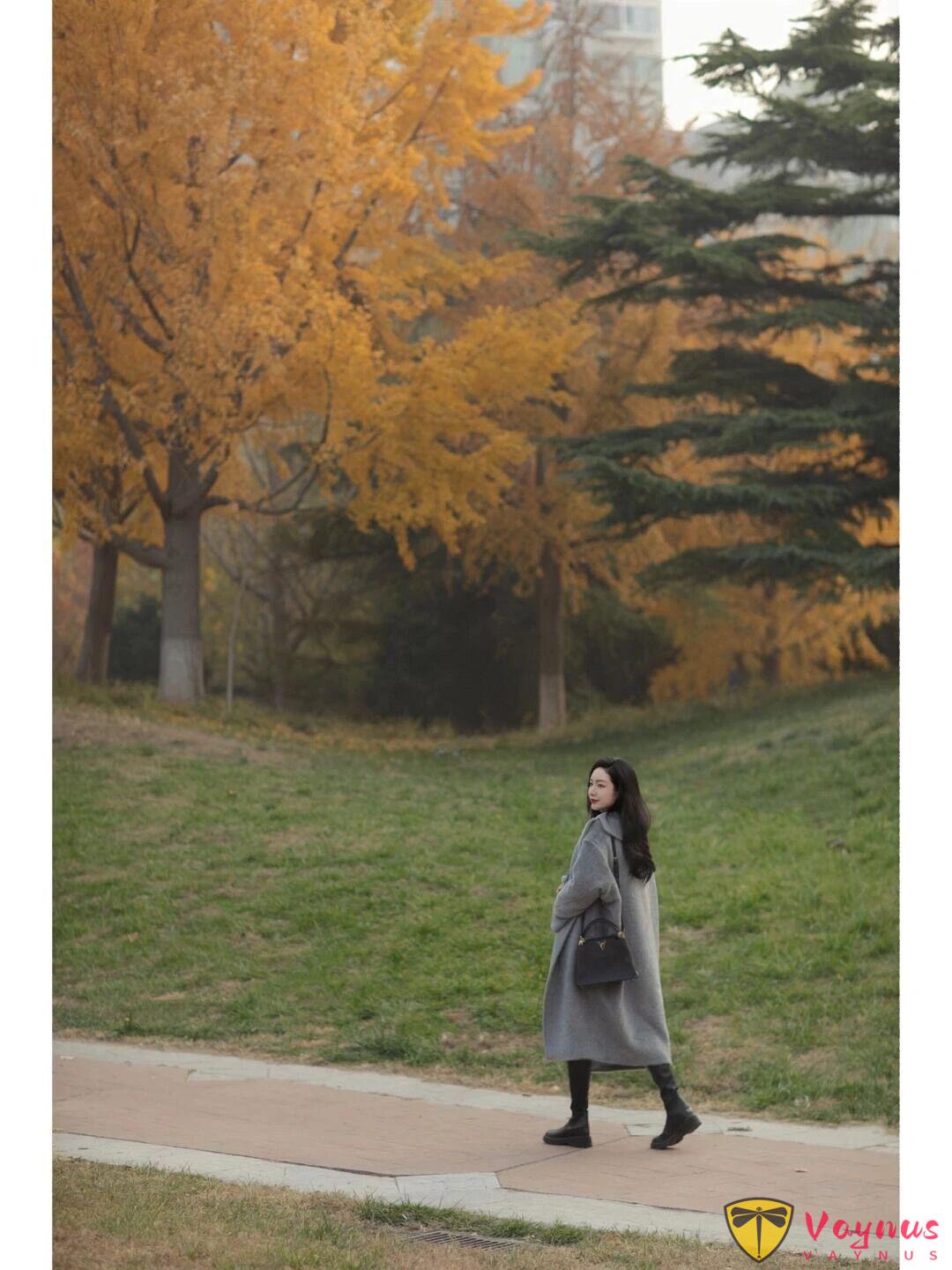 深秋油画般银杏林,6个姿势技巧,风衣牛仔裤穿搭,大气有气质