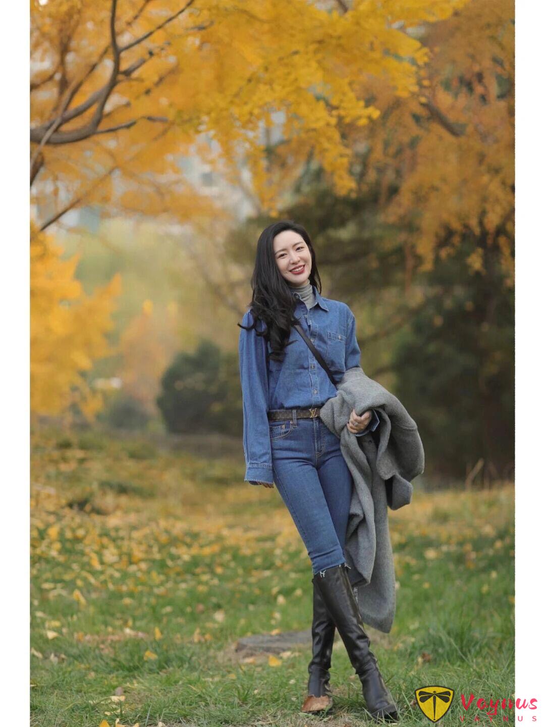 深秋油画般银杏林,6个姿势技巧,风衣牛仔裤穿搭,大气有气质