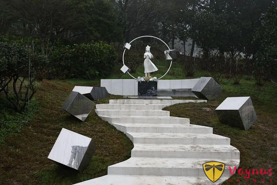 這雕的真的是大S嗎？具俊曄為大S設計的紀念像原來藏著這麼多秘密！