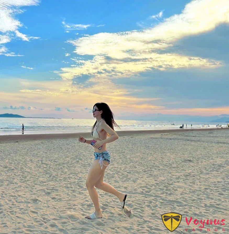 蜂腰翹臀3步拍法，海邊比基尼照片這樣擺，拍出男友視角心動感