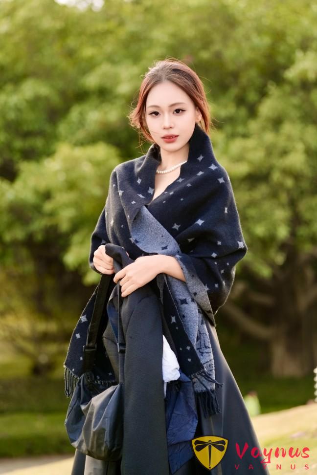 9個奶油系冬日拍照姿勢，乾淨通透顯膚白，把午後的暖陽穿在身上