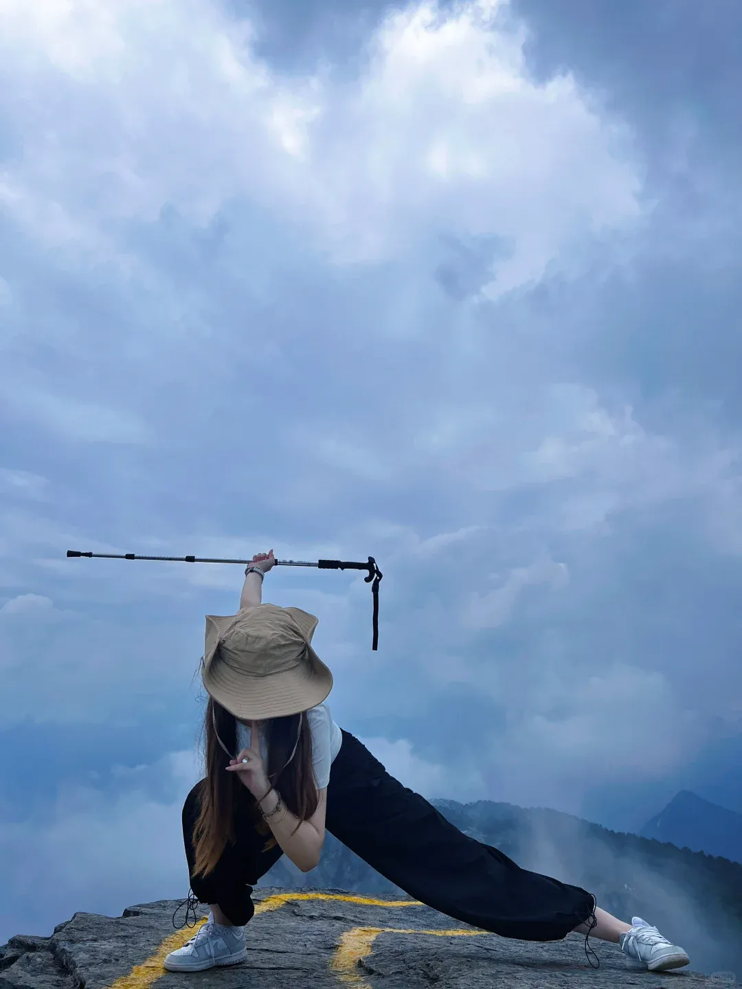 爆火的戶外徒步登山拍照姿勢，當代年輕人登山姿勢，簡單卻有效，真的好酷！