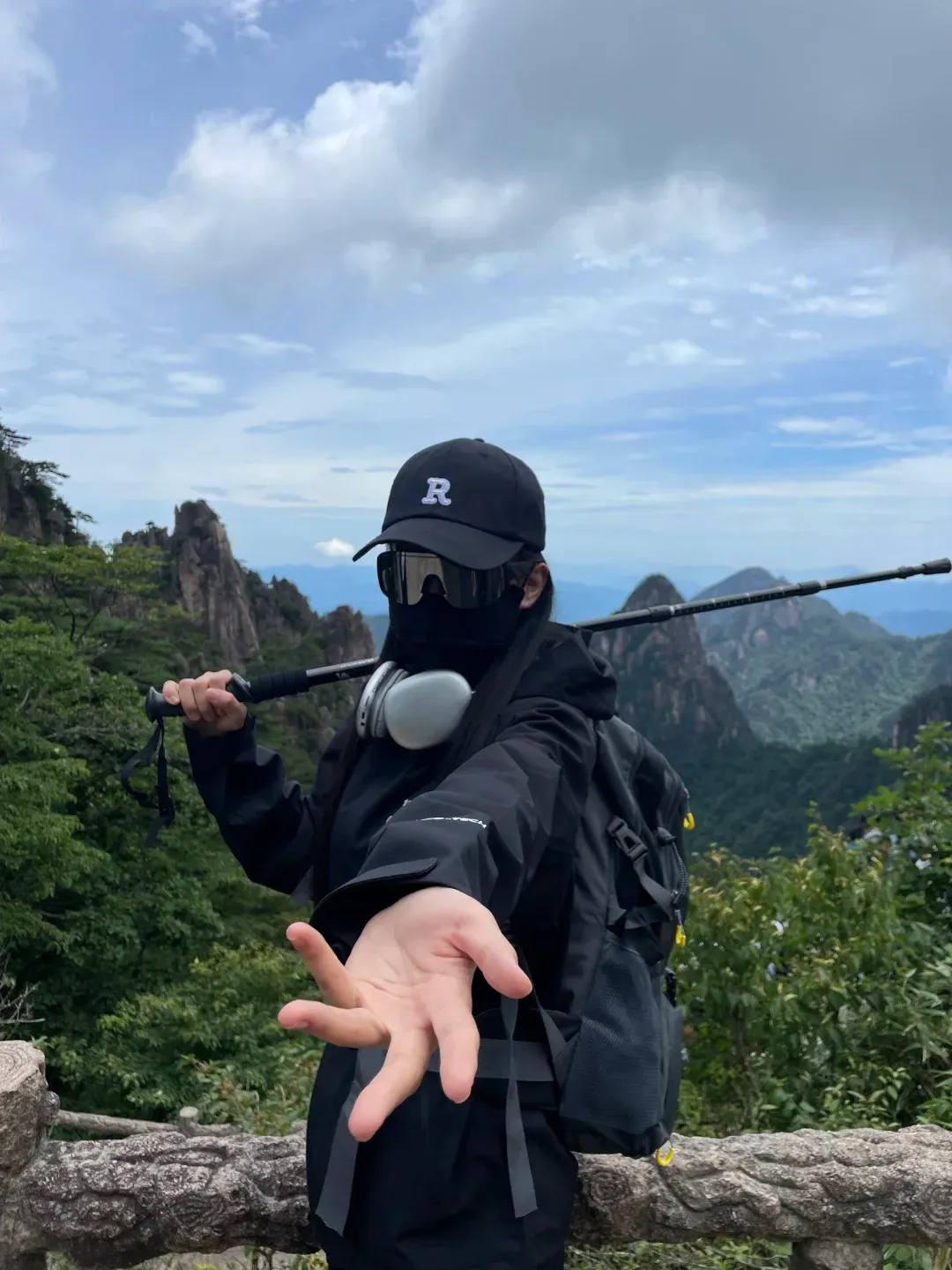 爆火的戶外徒步登山拍照姿勢，當代年輕人登山姿勢，簡單卻有效，真的好酷！