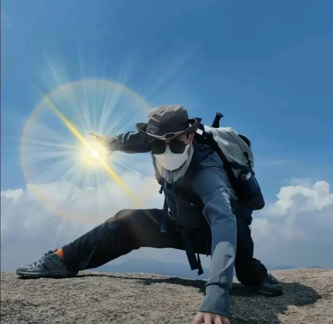 爆火的戶外徒步登山拍照姿勢，當代年輕人登山姿勢，簡單卻有效，真的好酷！