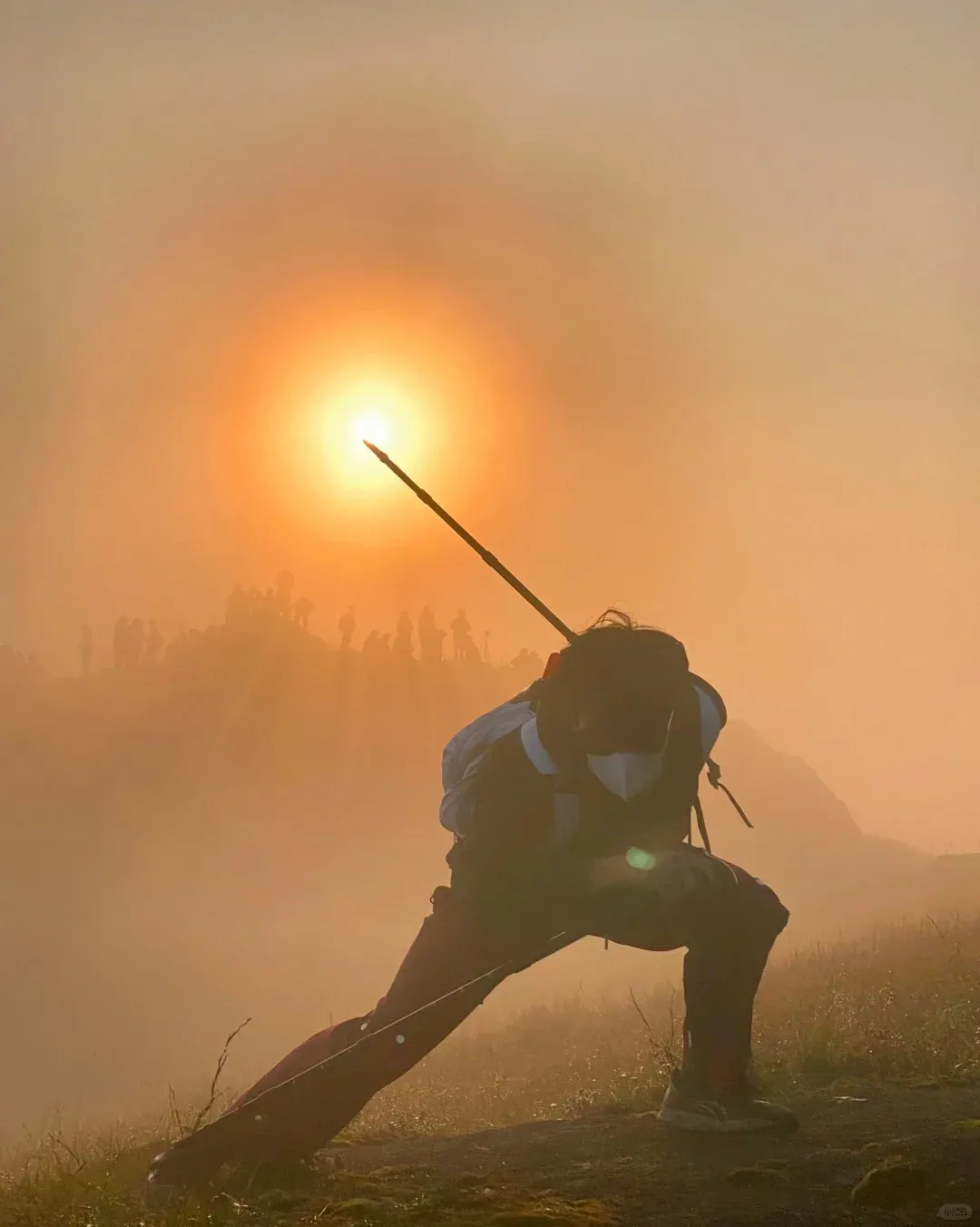 爆火的戶外徒步登山拍照姿勢，當代年輕人登山姿勢，簡單卻有效，真的好酷！