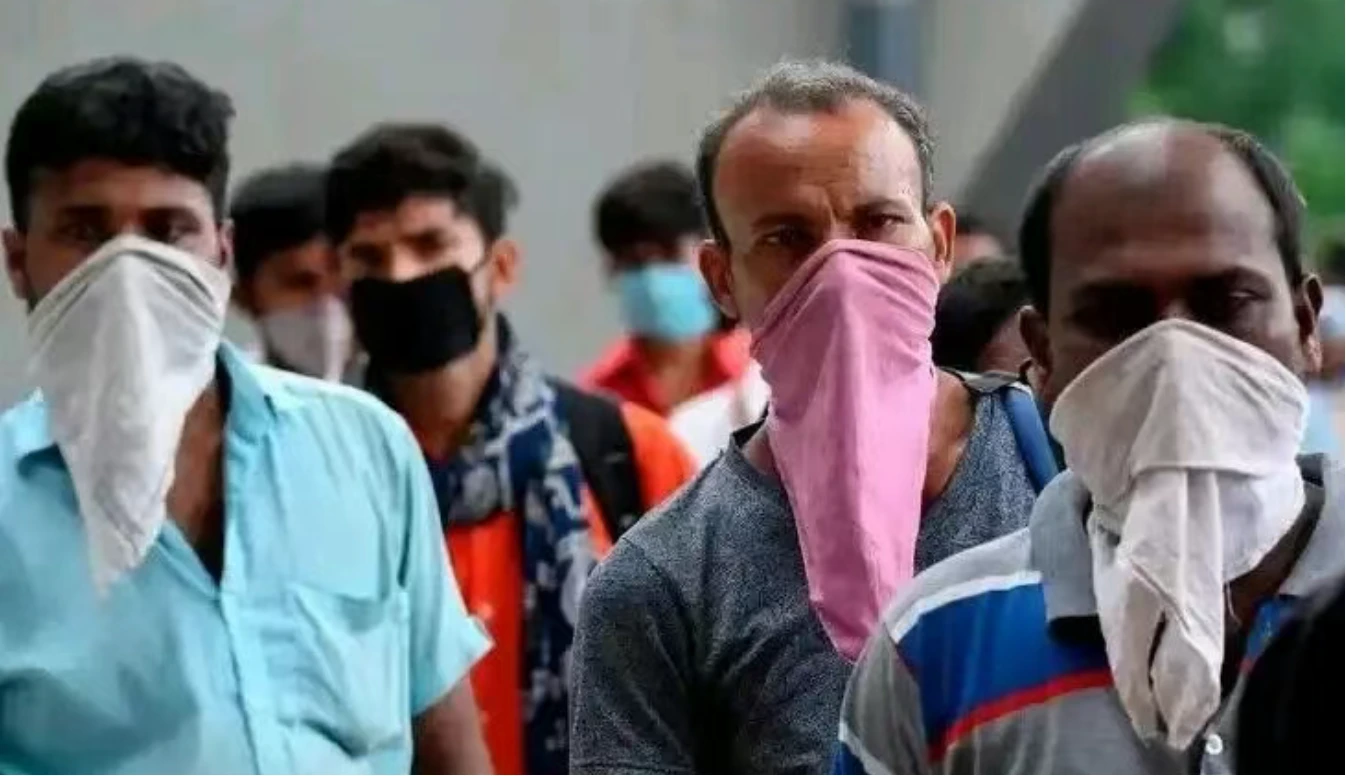 新冠潜伏期7天都可传遍全世界，尼帕潜伏期高达42天更难防，最致命的是死亡率恐怖到 50%，全世界都没有针对它的特效药和疫苗，要注意防护