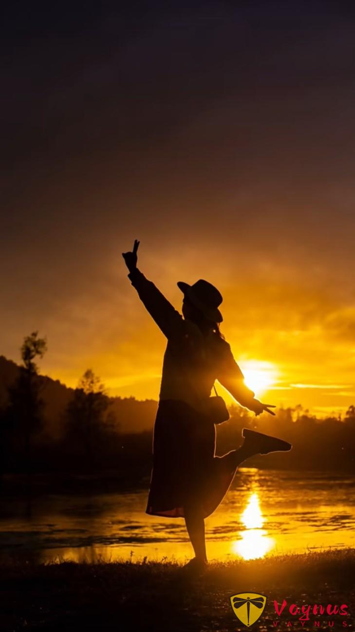 去看日落一定要試試的這樣拍，氛圍感直接拉滿！夕陽剪影拍照姿勢技巧快碼住！