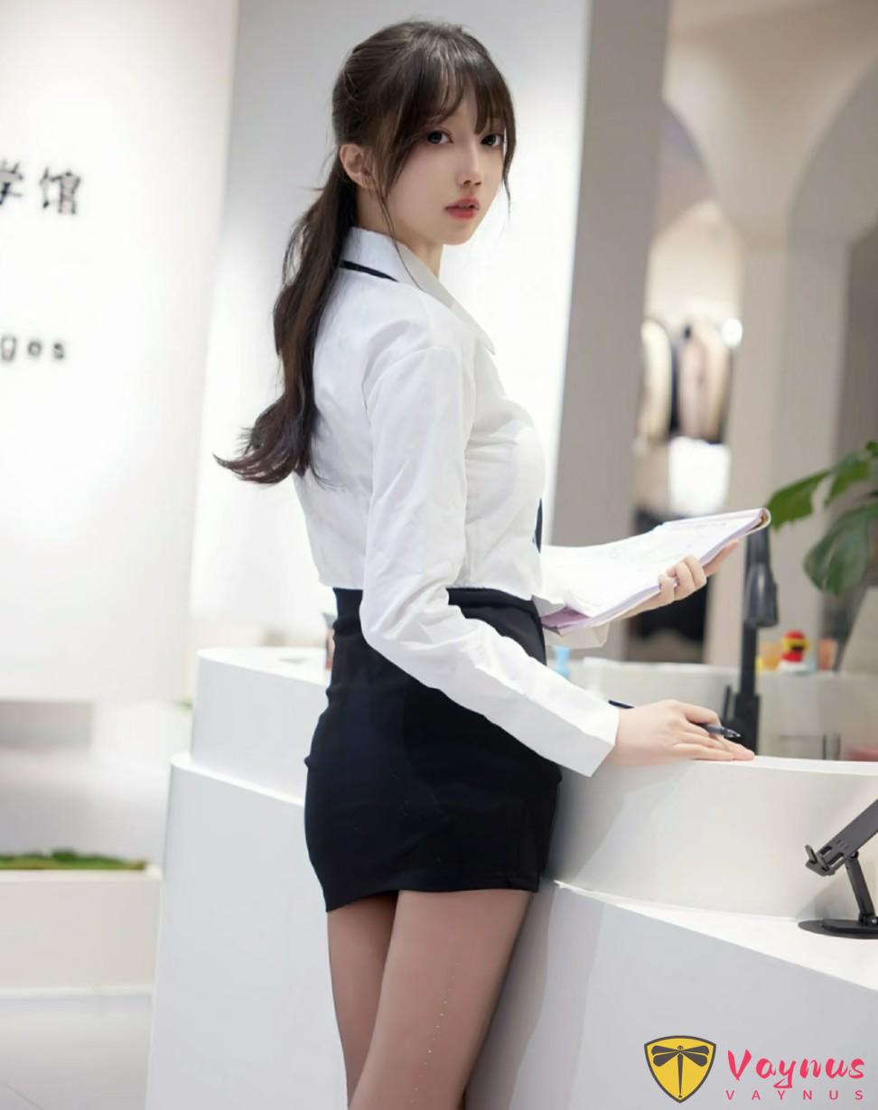 白襯衫+包臀裙，9個制服拍照姿勢，化身又純又欲釣系職場學姐
