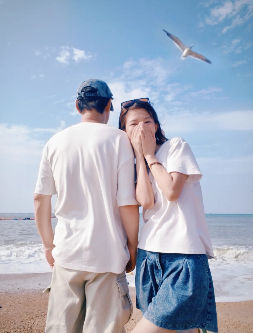 海邊旅行拍照，不卡建模的情侶海邊拍照姿勢，不用露臉也一樣甜甜噠！