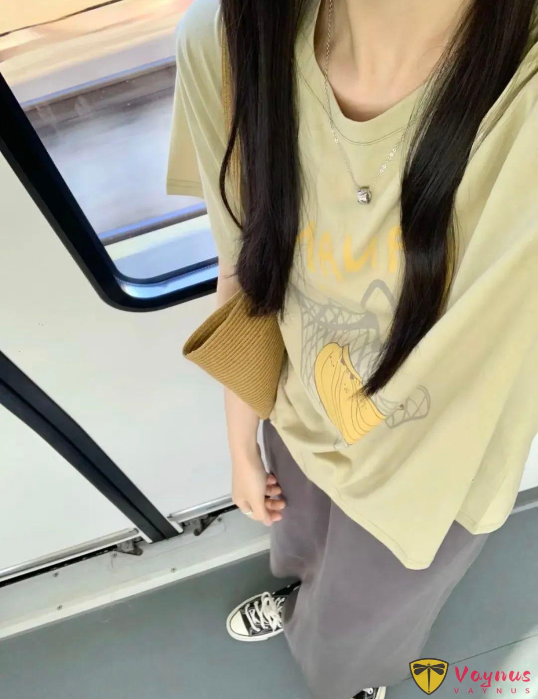 灰色+黄色的穿搭灵感