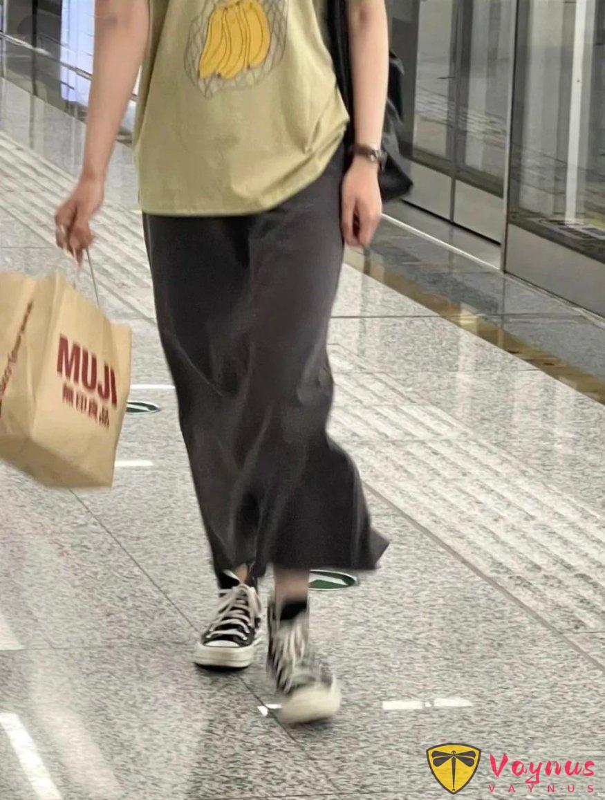 灰色+黄色的穿搭灵感