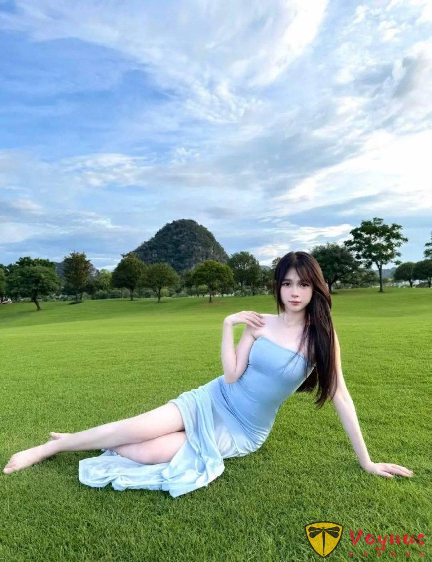 草地站姿姿势，草地这样拍，照片又高又瘦又好看，9个动作拍出仙气氛围感，蓝裙+绿地=绝美组合，谁拍谁出圈！