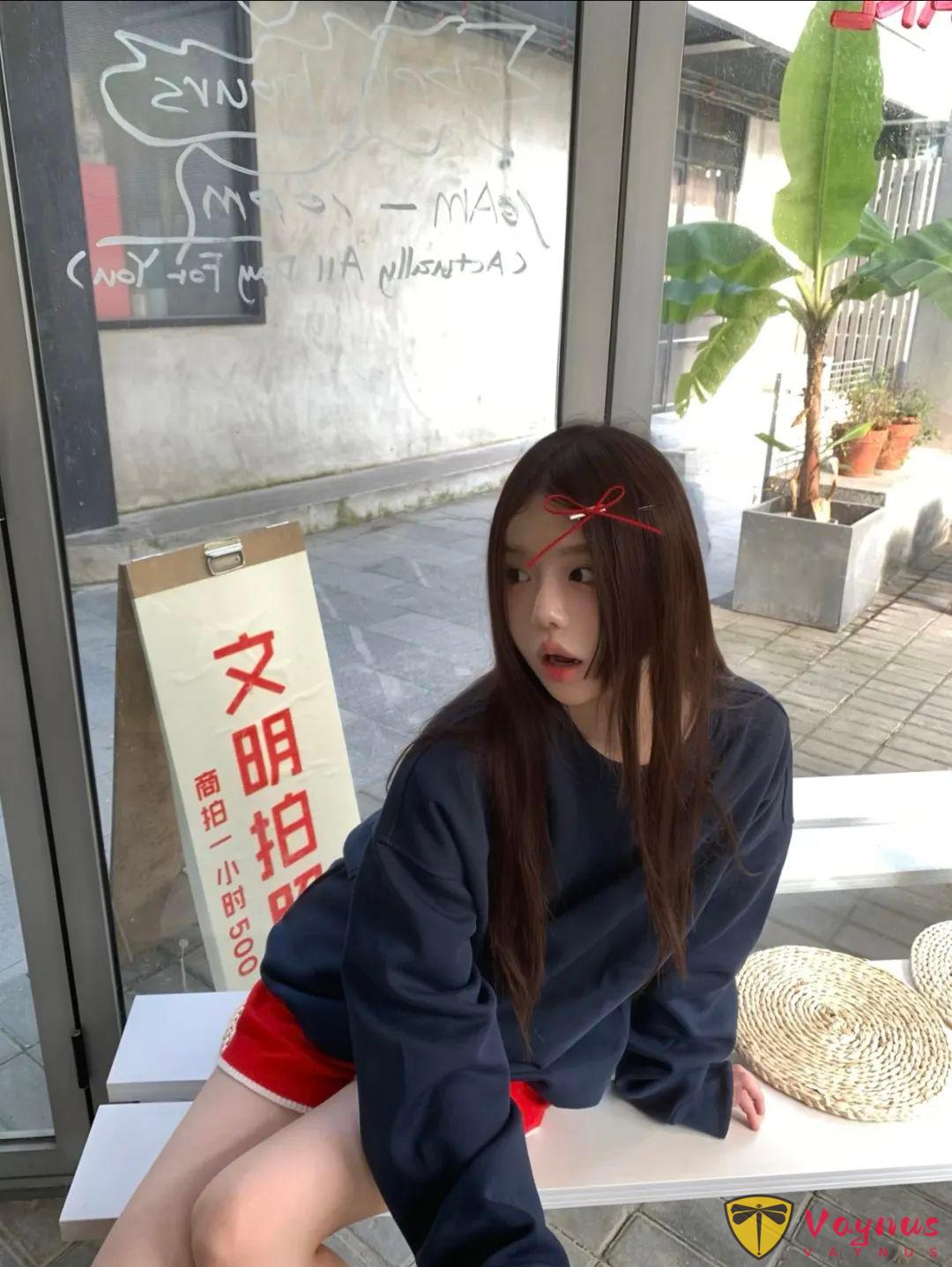 蓝色卫衣+红色短裤，经典的蓝配红