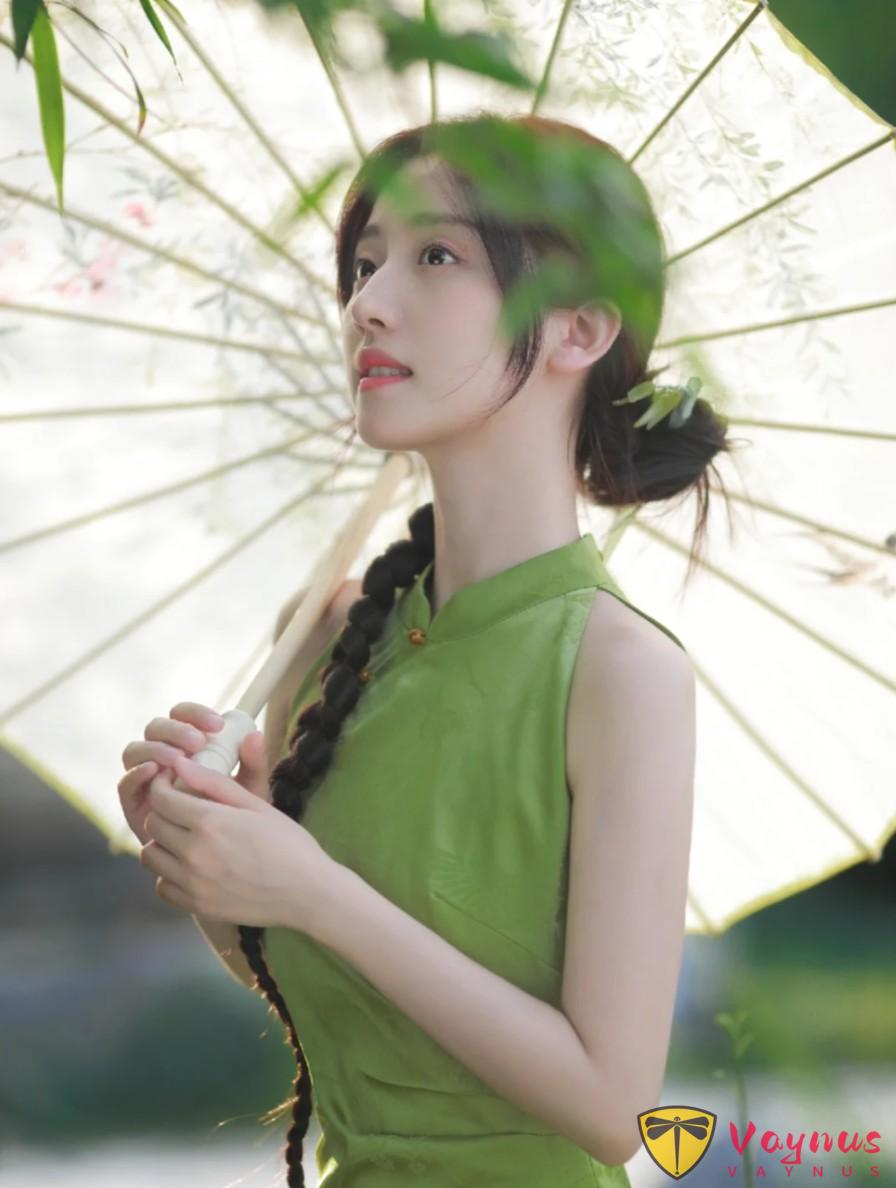 被這身淺綠色旗袍驚豔!幾個新中式旗袍拍照萬能姿勢,從顯白顯瘦到清冷感氛圍一網打盡!