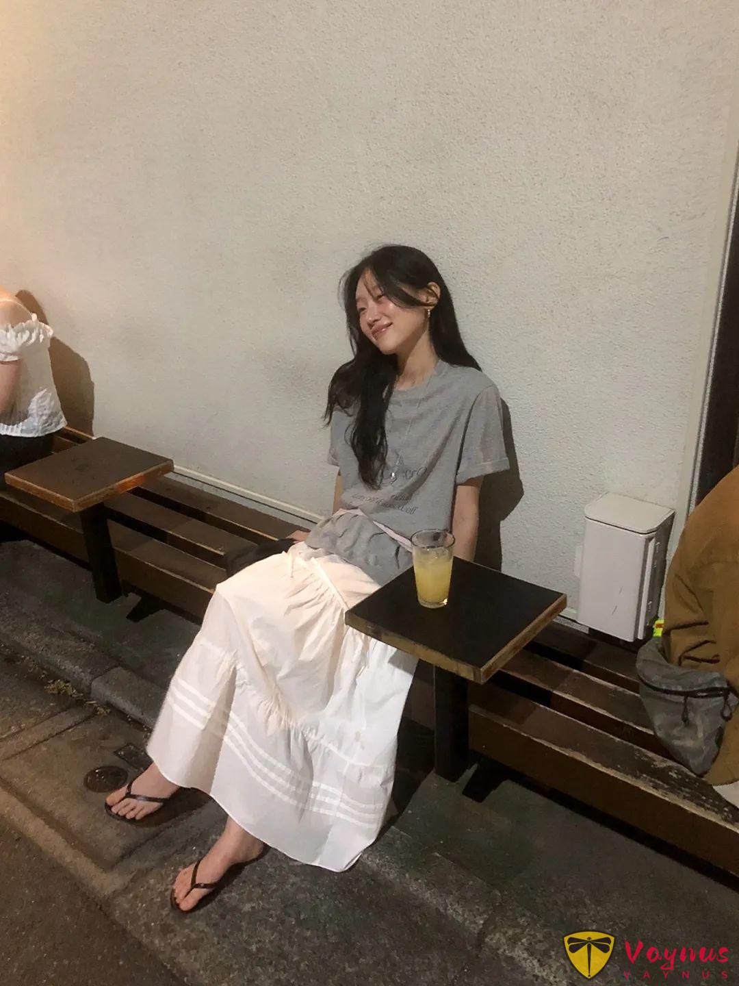 灰色T恤+白裙子（大版T恤搭配半身裙，非常实穿的一套）