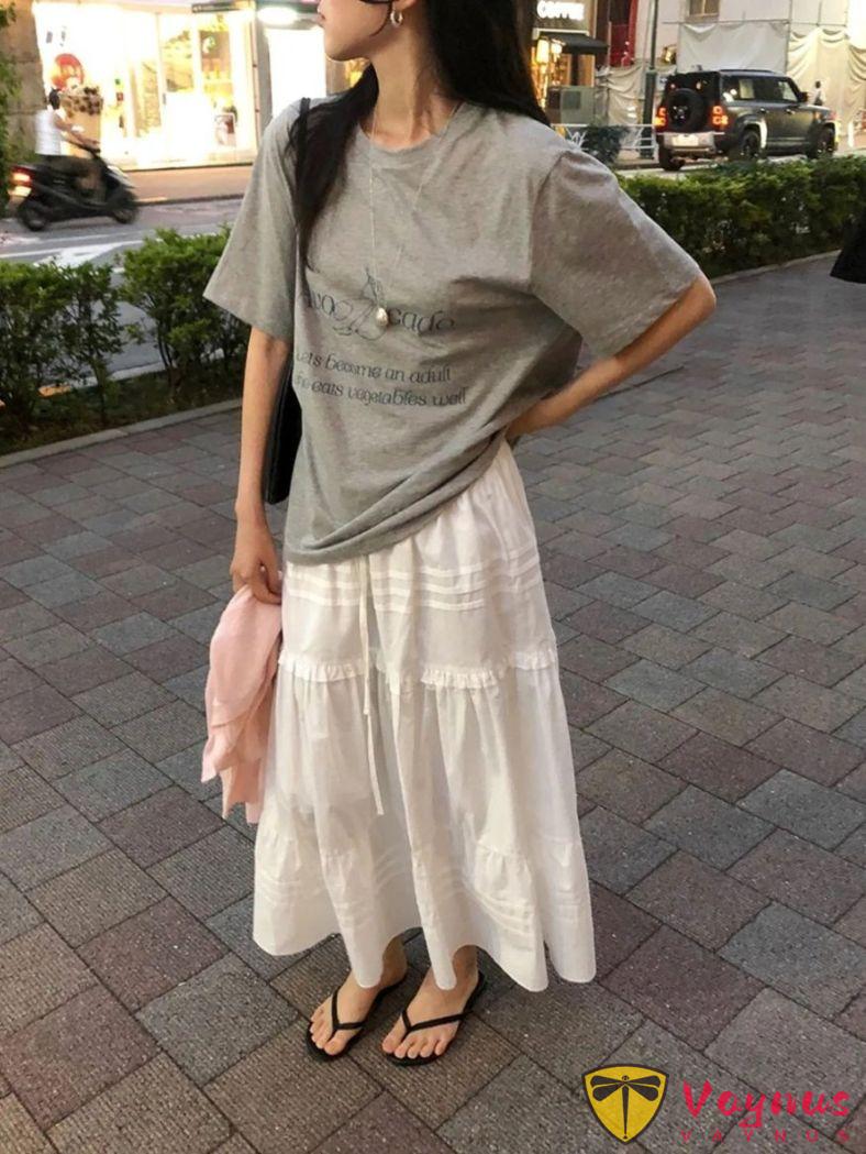 灰色T恤+白裙子（大版T恤搭配半身裙，非常实穿的一套）
