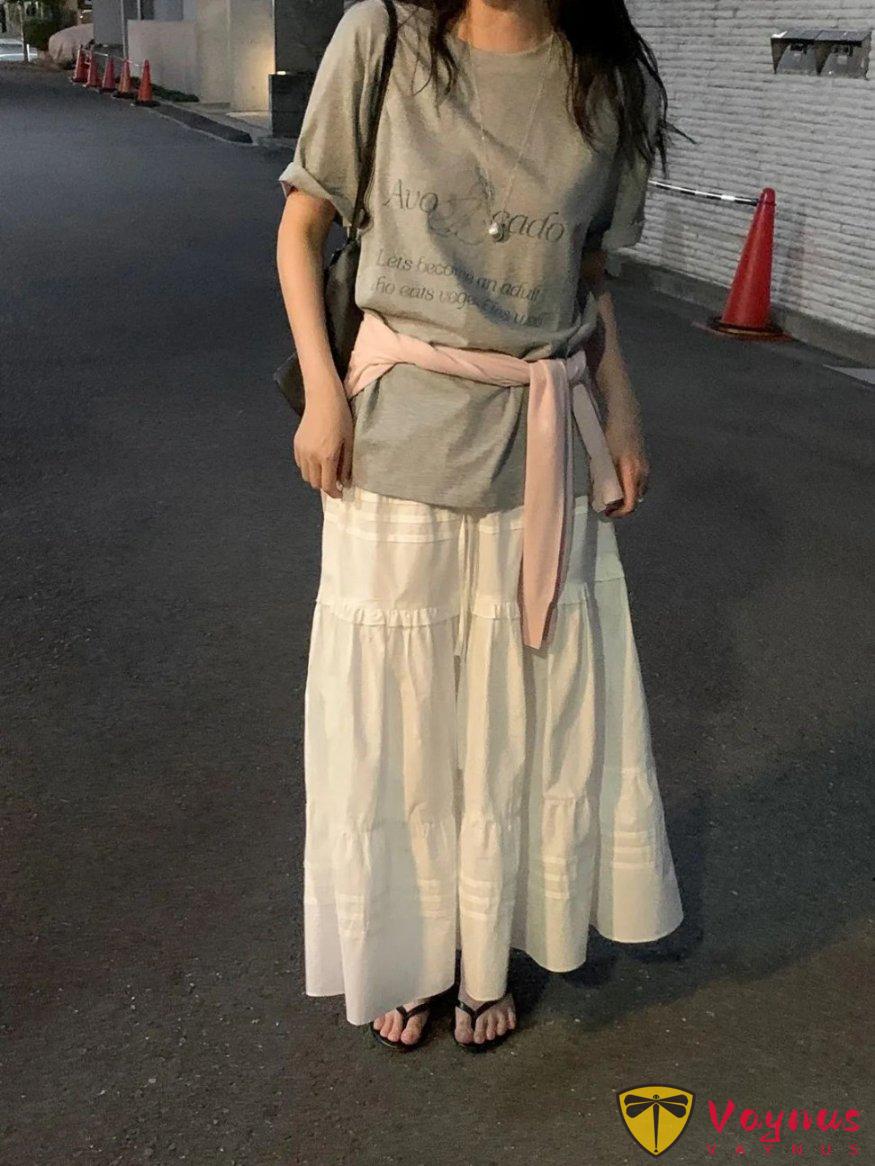 灰色T恤+白裙子（大版T恤搭配半身裙，非常实穿的一套）
