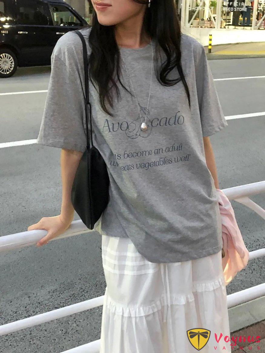 灰色T恤+白裙子（大版T恤搭配半身裙，非常实穿的一套）
