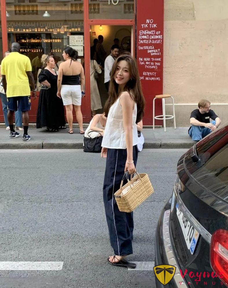 ins博主的韓系混搭，浪漫蕾絲吊帶小衫搭配運動風長褲