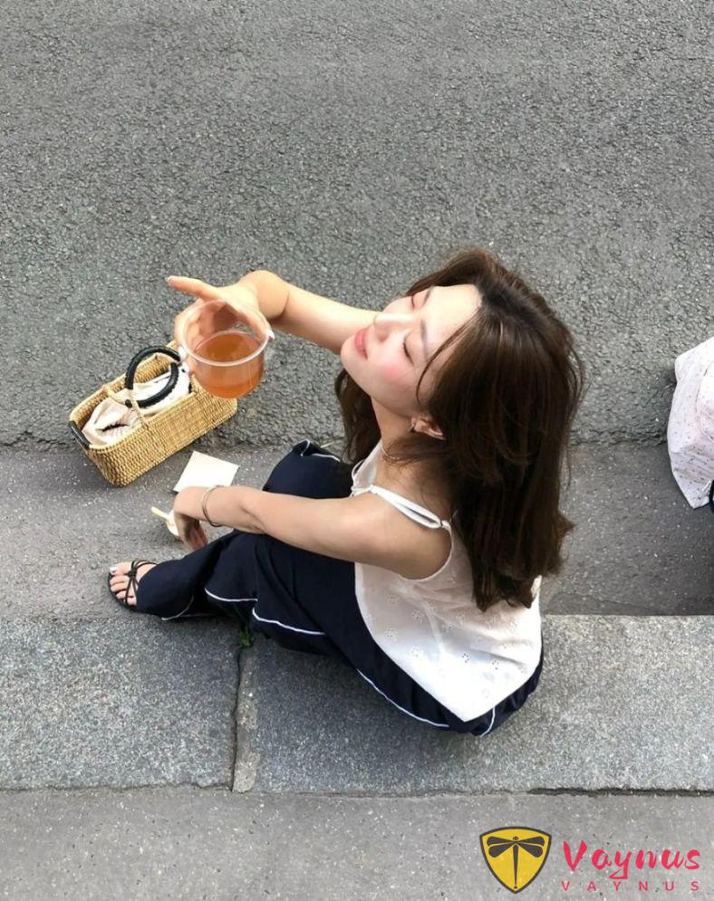 ins博主的韓系混搭，浪漫蕾絲吊帶小衫搭配運動風長褲