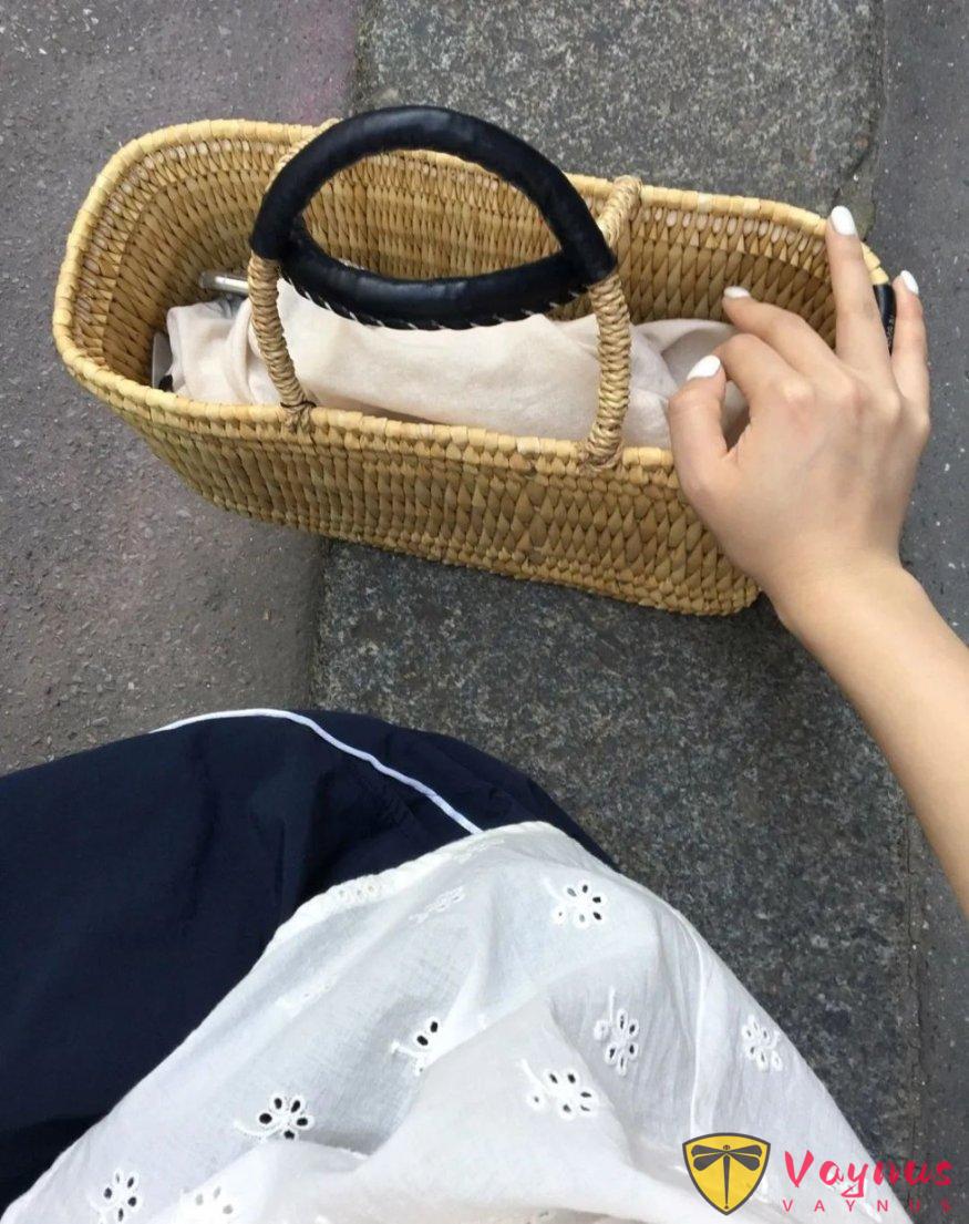 ins博主的韓系混搭，浪漫蕾絲吊帶小衫搭配運動風長褲