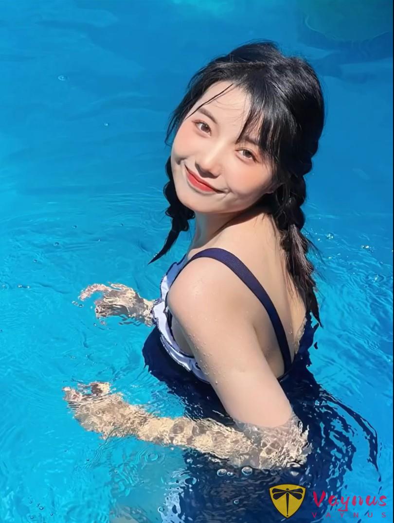 夏日泳池怎么拍？几个超简单的姿势，普通人也能拍出高级感，惊艳的清凉照片！