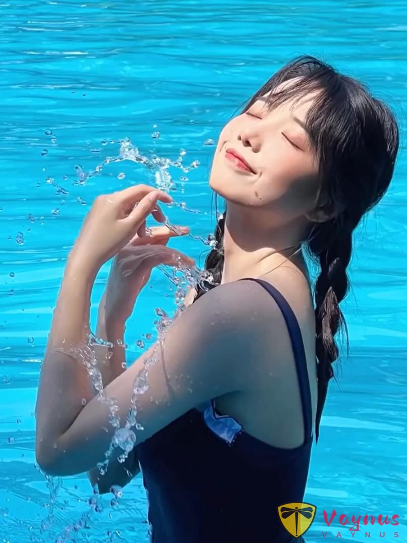 夏日泳池怎么拍？几个超简单的姿势，普通人也能拍出高级感，惊艳的清凉照片！