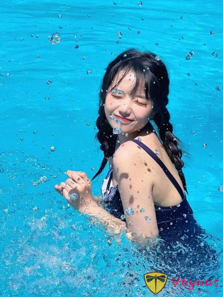 夏日泳池怎么拍？几个超简单的姿势，普通人也能拍出高级感，惊艳的清凉照片！