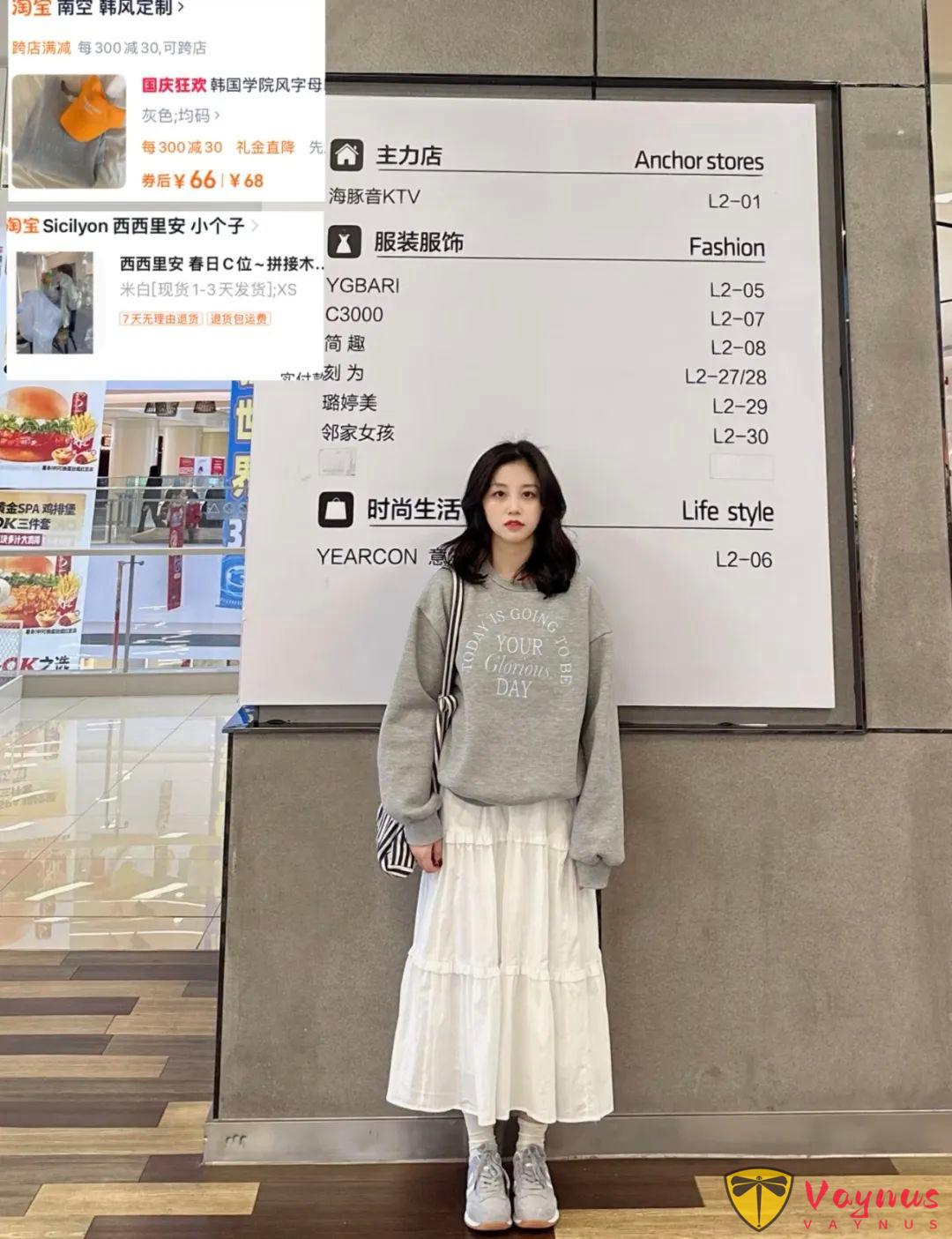 灰色衛衣+白色半裙，色調超好看的早秋穿搭