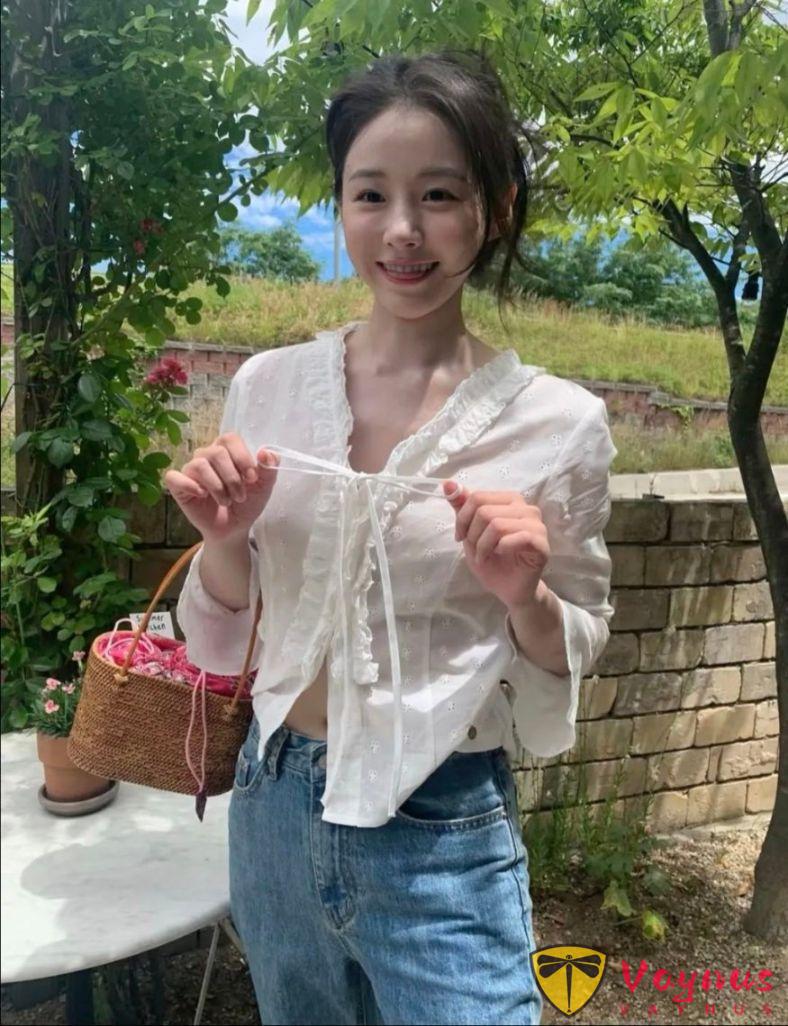 白色小衫+牛仔褲甜美風格穿搭