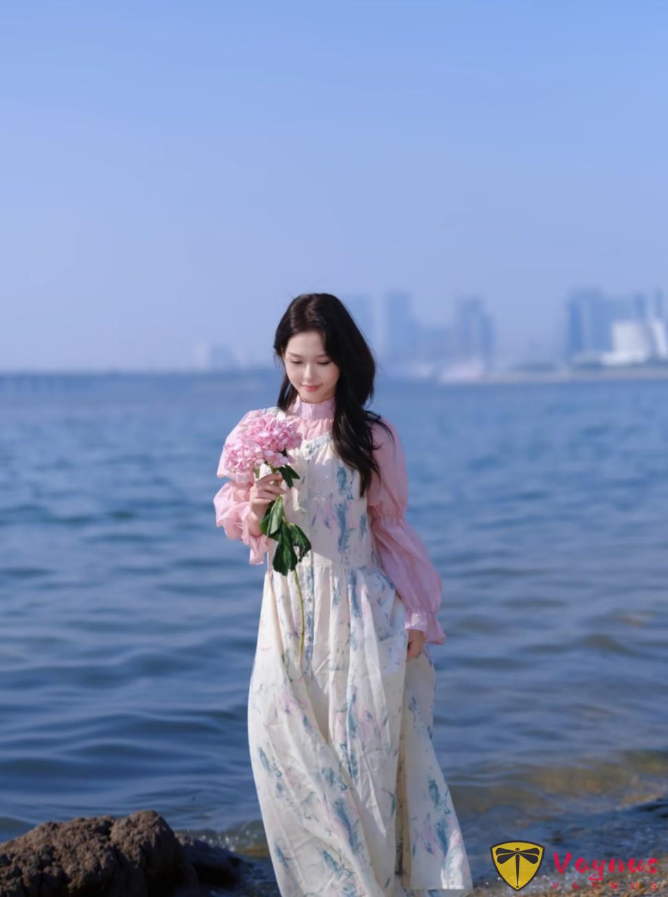 9个治愈系笑容拍照姿势,自然不做作,满屏都是溢出来的甜美感