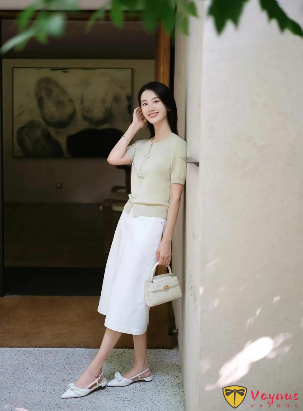 中年女士怎么拍？9个“一学就会，一用就美”的万能拍照姿势，拍照知性优雅，自然大方，随性不做作！